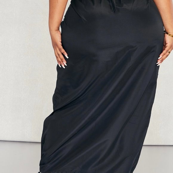 PRETTY LITTLE THING PLUS BLACK ZIP UP DETAIL MIDI SKIRT - Picture 5 of 5